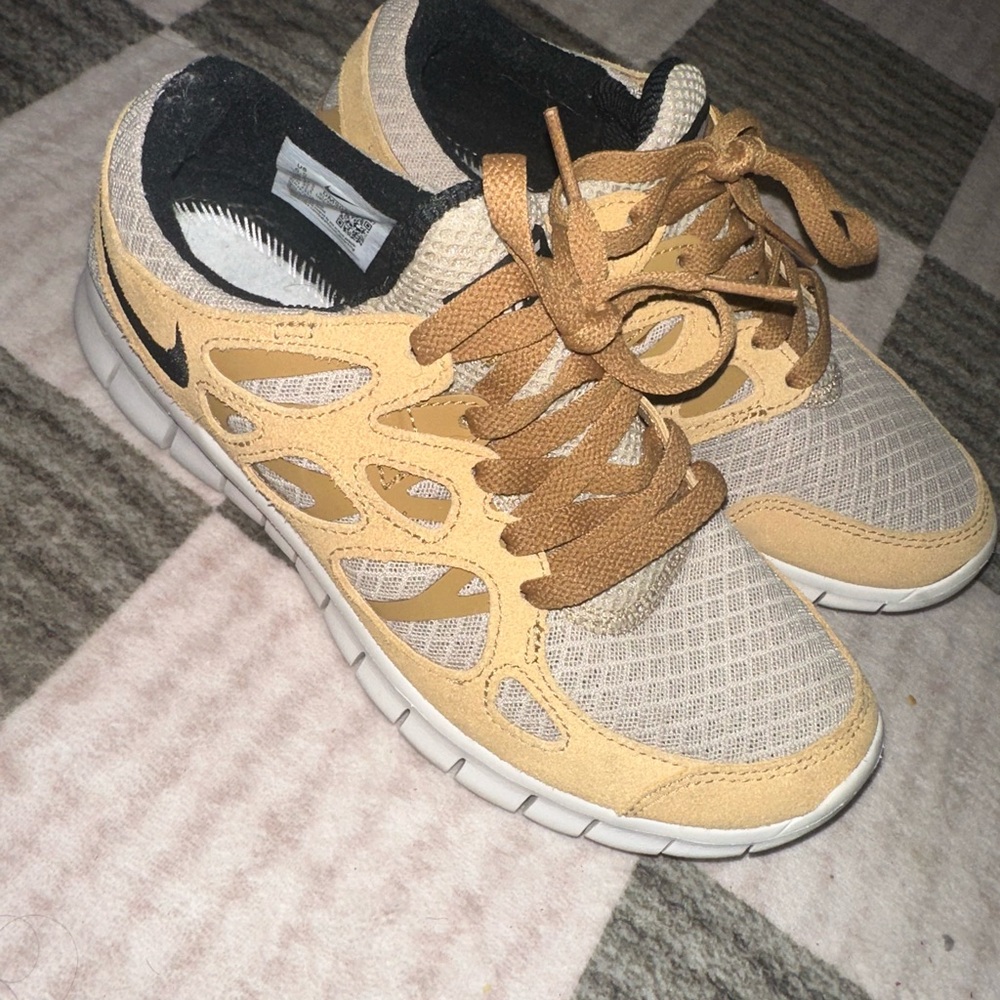 Nike Women's Beige and Cream Sneakers
